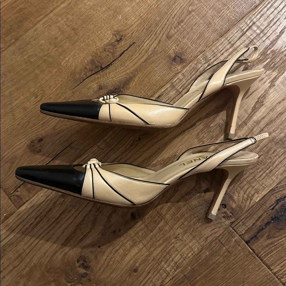 CHANEL Vintage Two-Tone Black and Cream Heels 39 - Picture 11 of 12